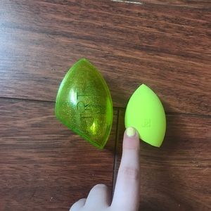 Real techniques beauty sponge and case